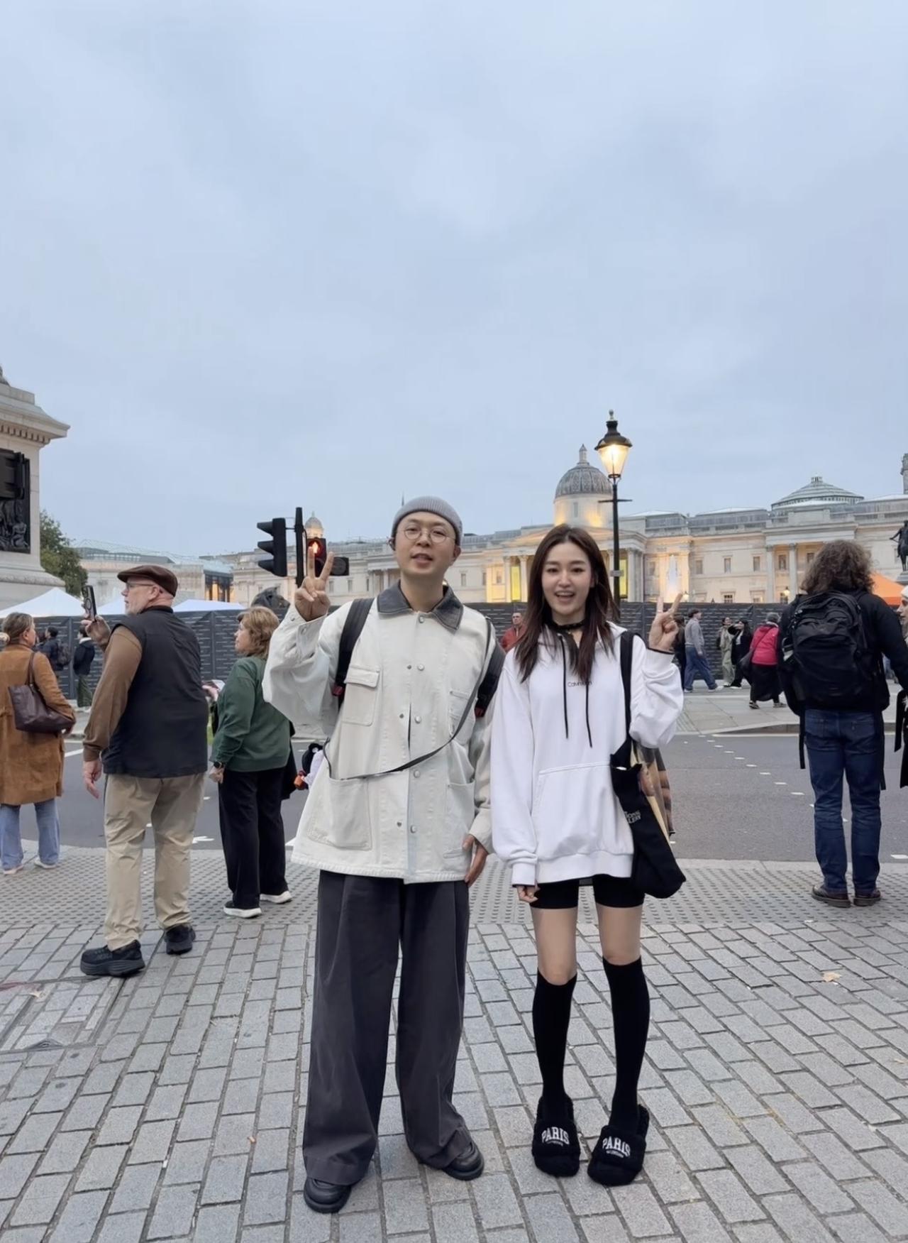 10月10日，有位网友在伦敦偶遇杜海涛，两人比剪刀手开心合影。杜海涛在伦敦被