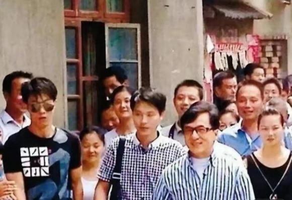 成龙回老家扫墓，房家的后辈全跑来迎接他，谁料他想见的人只有那两位同爹异母的亲大哥