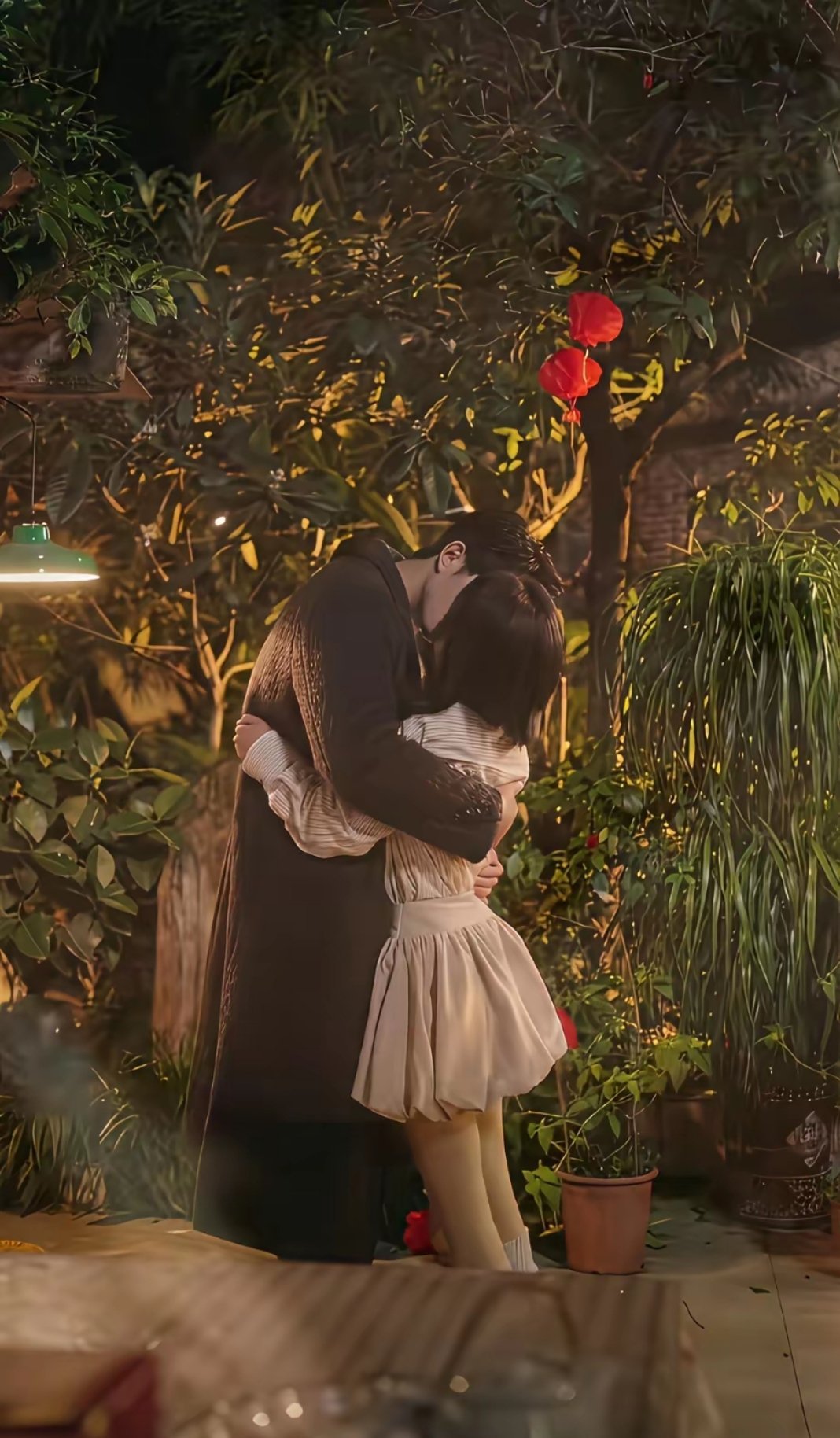 王凯沐和余茵拍吻戏，近30cm的身高差让他腰都弯了画面一点都不唯美。