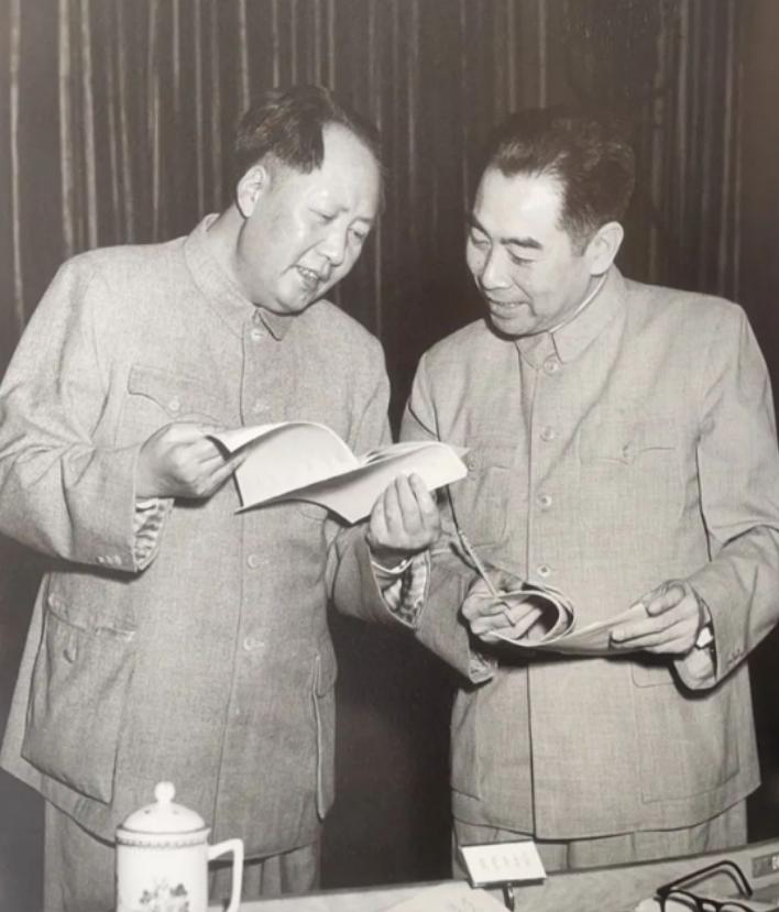 有一次毛主席打电话找周总理，问恩来同志在干什么？值班人员回答说，睡觉了。毛主席又