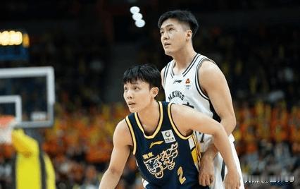 加上外援你带了七个后卫，可少个徐杰球队轮换就陷入被动，这样的状态也别想着争冠了。