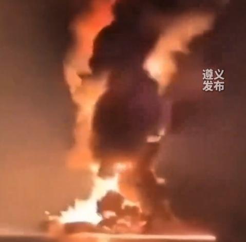 红海又炸了，这回胡塞武装直接拿导弹招呼沙特游轮，两艘船当场起火，十艘路过的船吓得