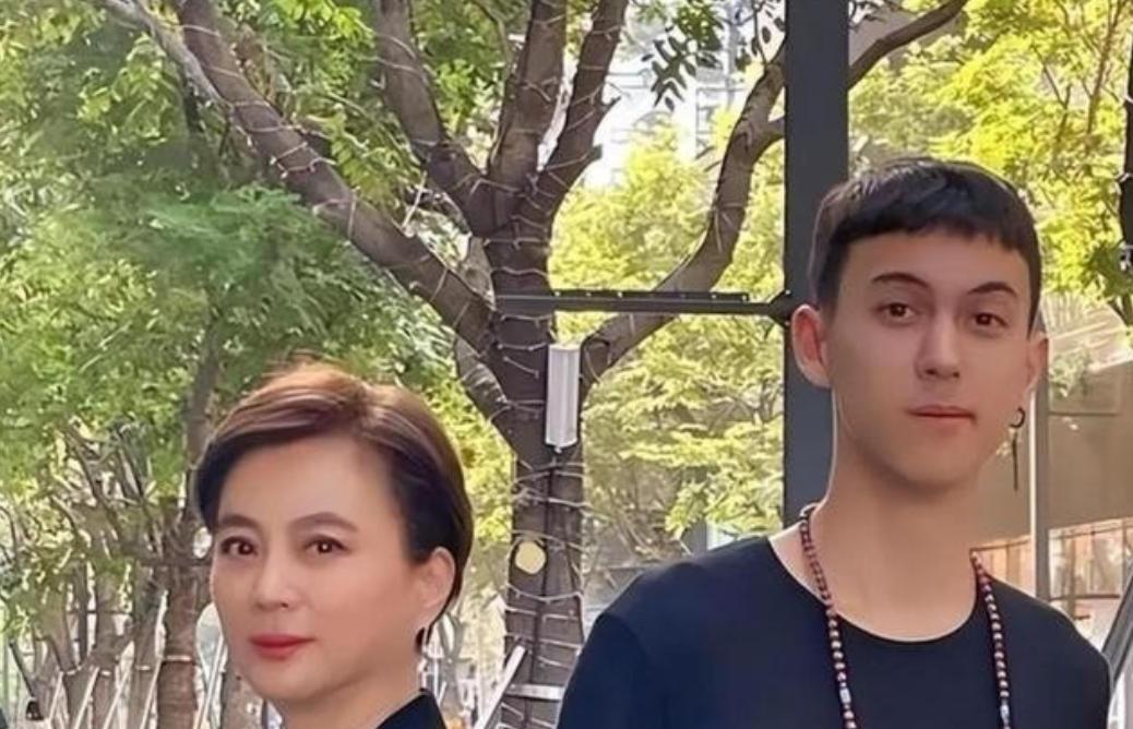 1997年，李玲玉嫁给犹太富豪杰瑞，新婚夜，李玲玉开玩笑地说：“你就不怕我嫁