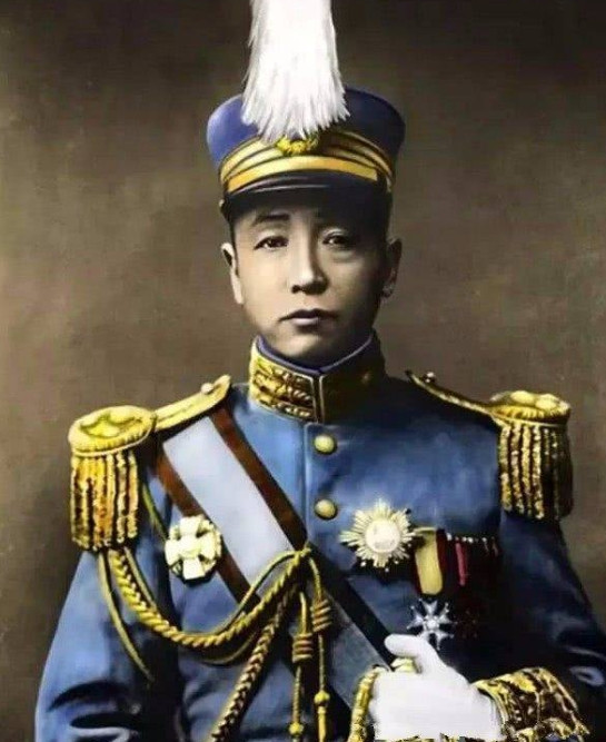 张作霖有8个儿子，他最看重张学良，不光把他当作接班人培养，还对他百般疼爱，他最