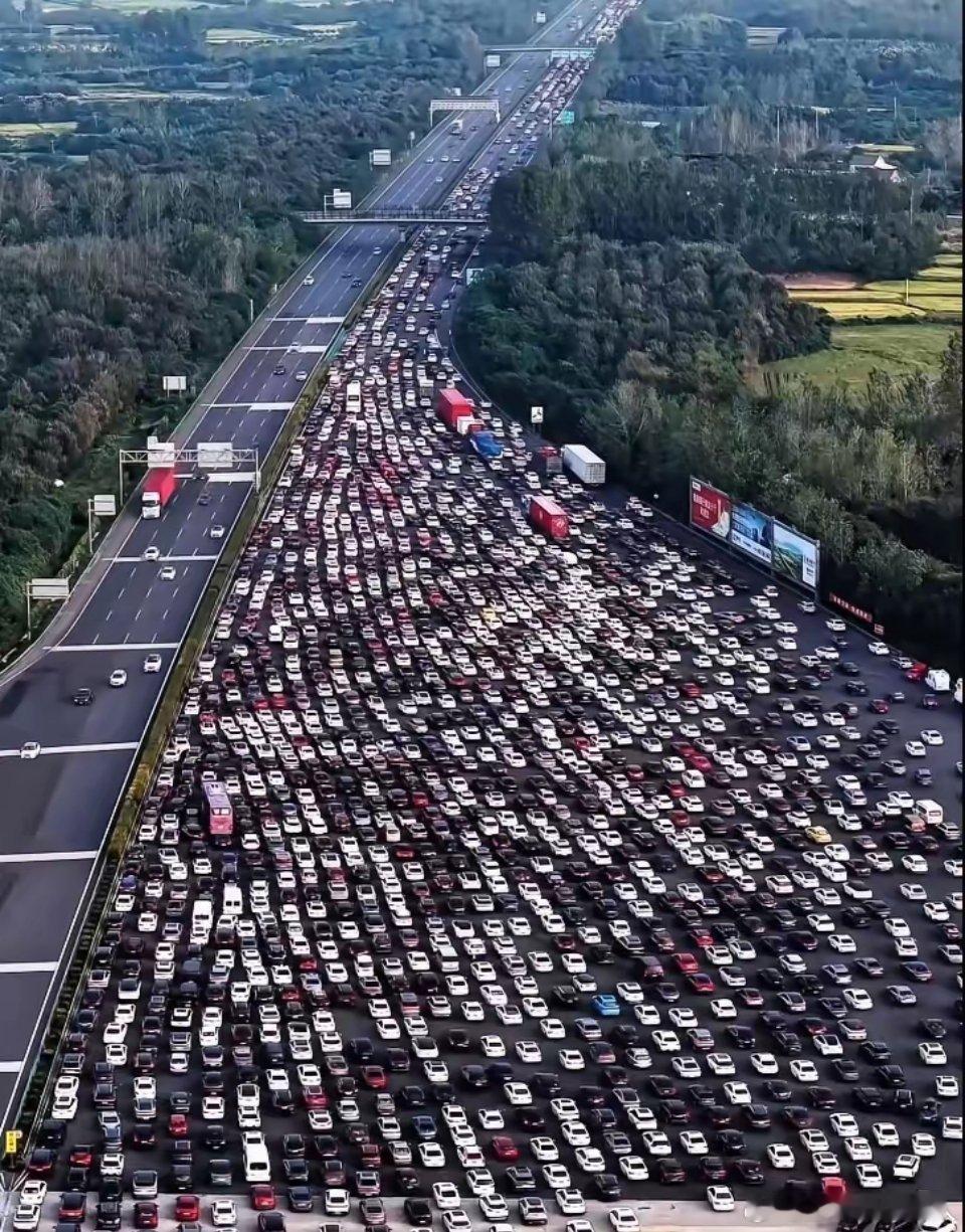 这场景真是太让人震撼了，安徽滁州吴庄收费站不愧是中国最大的收费站，36个闸口用于