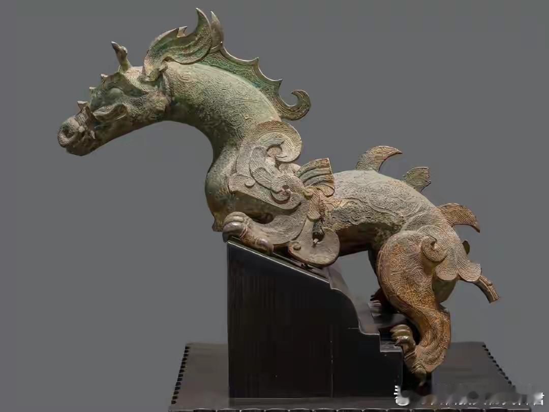1914年端午，河北易县北董村，老薛头一镐头刨出条铜龙。三尺来长，三十六斤。村里