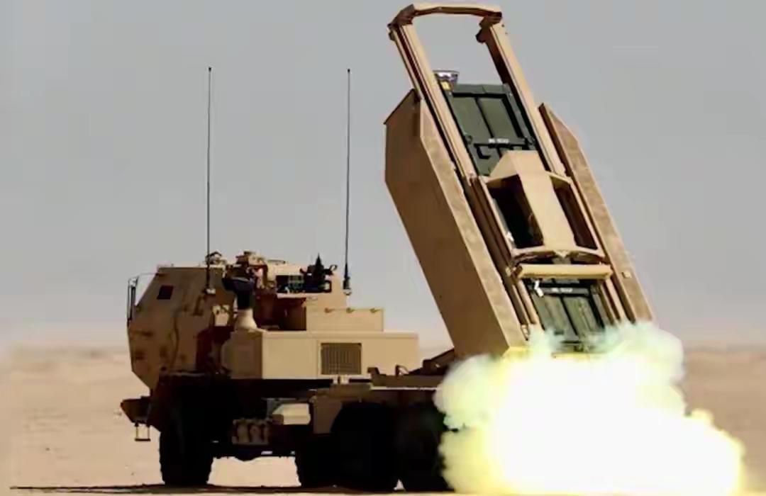 美军海马斯也参战了！使用500公里新导弹，猎杀伊朗导弹发射车。2026年3月