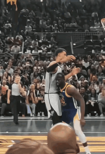 当年大本防姚明也是这样，用后卫的身高防守中锋，真的太难了~~[捂脸哭][捂脸哭]