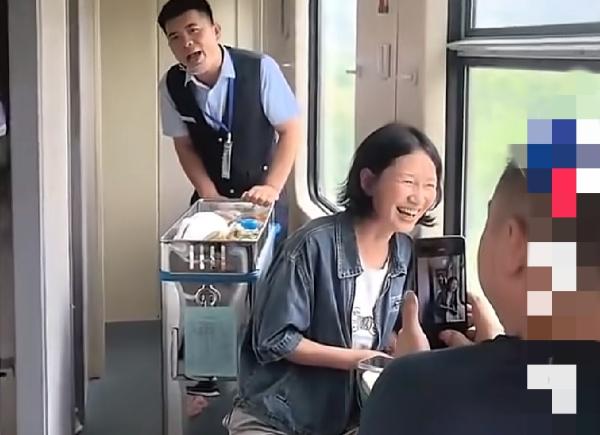 6月14日，Z304上海到乌鲁木齐的列车上，一名售卖员推着小车卖水果，看到一名男