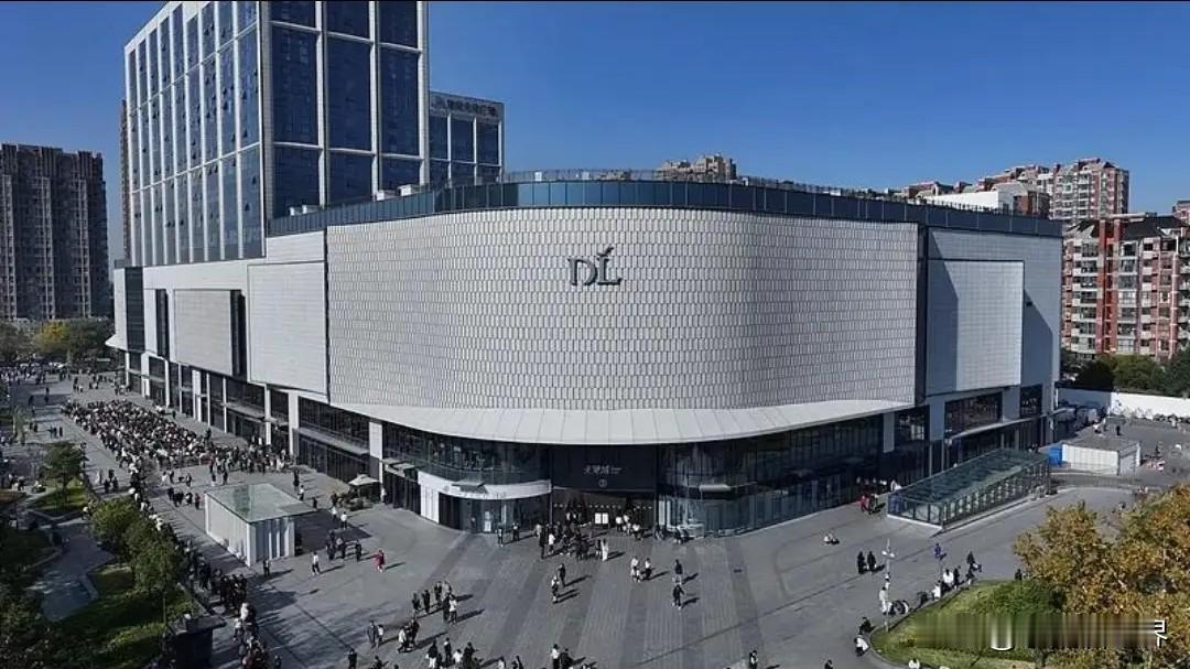 胖东来，一个卖超市的跑去盖楼，结果把整个建筑行业的脸打肿了。不是因为他盖得有多快