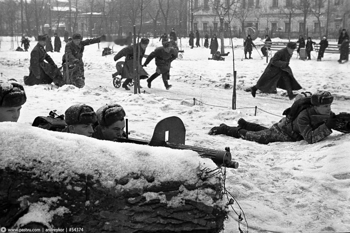 1941年的莫斯科冬天，零下几十度的严寒里，苏军喊着乌拉冲了出来，德军一路溃退。