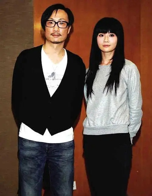 才知道baby原来在黄晓明结婚前，和阿sa因为男人交恶了这么些年
