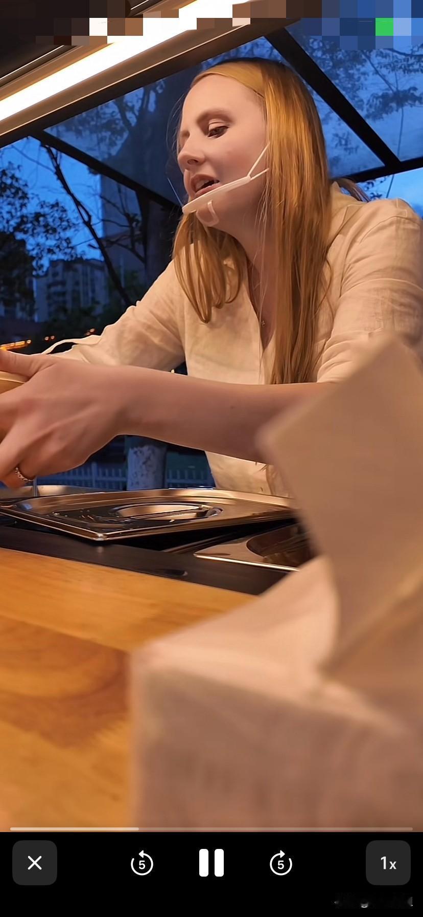 温柔可爱的美国媳妇奥瑞，开心的替中国丈夫的表哥帮忙卖自制盒饭！奥瑞和中国丈夫来