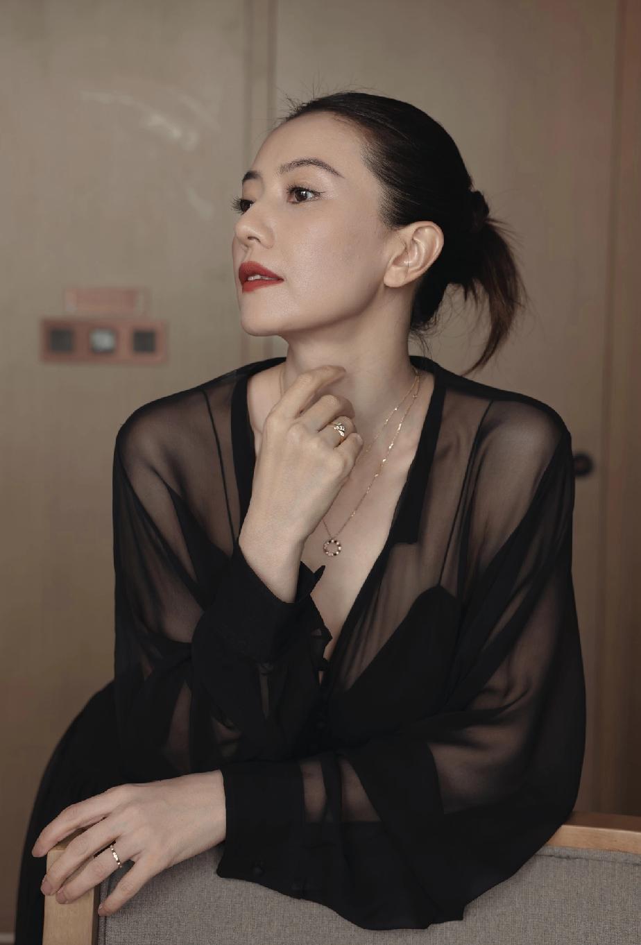 确实有些老了，美人迟暮，令人唏嘘，脸上胶原蛋白已经肉眼可见的减少，还好骨相超