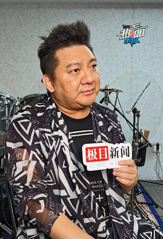 看着热搜上“杨臣刚自曝赚了1.7亿”的标题，我真是哭笑不得。这事儿闹得，连老朋友