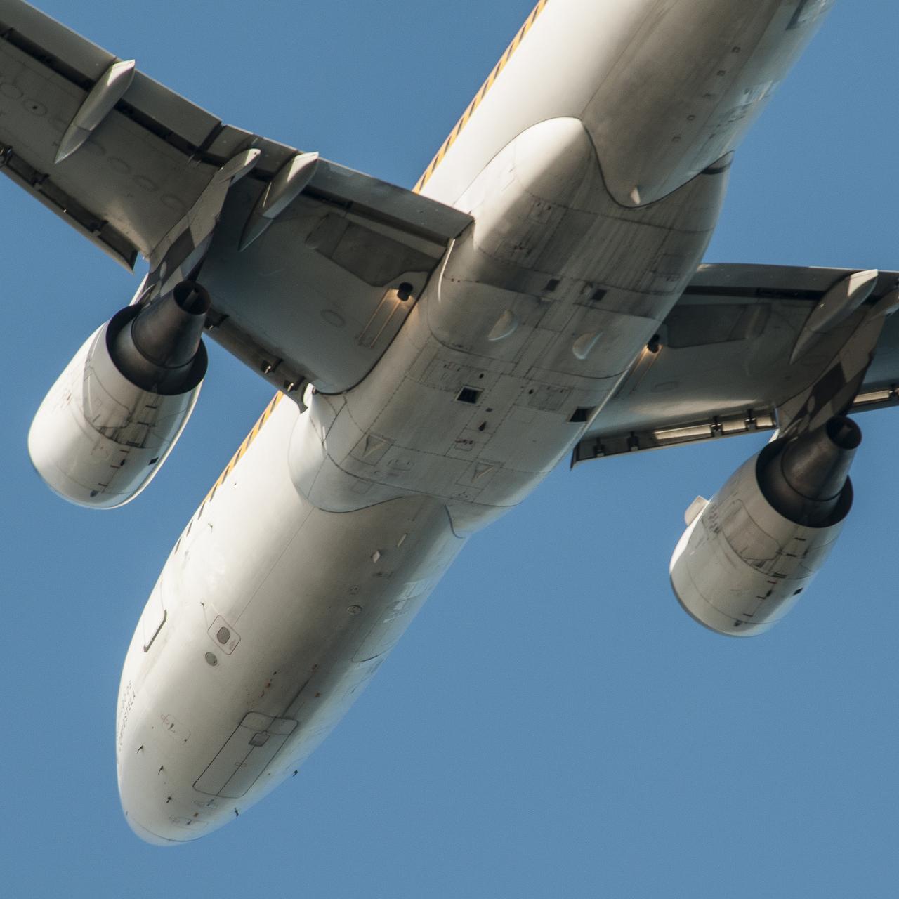 西班牙农民一脚踩灭氢弹火焰，无意间救下一座城一个西班牙农民用脚踩灭了一团火