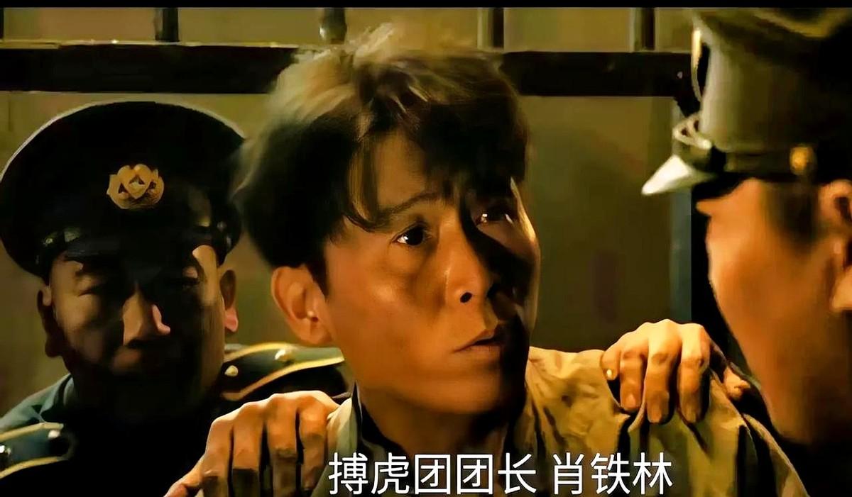 肖铁林一句“没这亲戚”把电话摔了，汤德远当场被拖走，警察听见“博虎团”三个字就腿