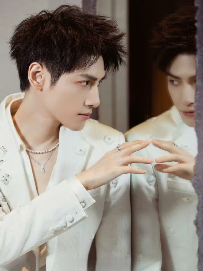 罗云熙的唐俪辞售后，让等待都有了意义。白衣如雪，气质依旧，他用真诚与专业，把角色