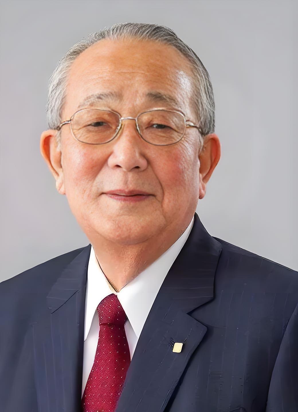 1997年，身家200亿的日本富商稻盛和夫，被查出来癌症，当他得知后，仅仅只是愣