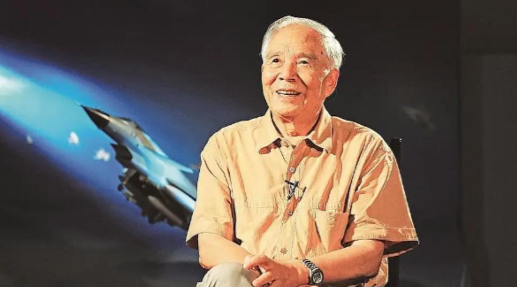 1998年3月23日，成都温江机场被全副武装的军队包围，整个机场只看到一架未上漆