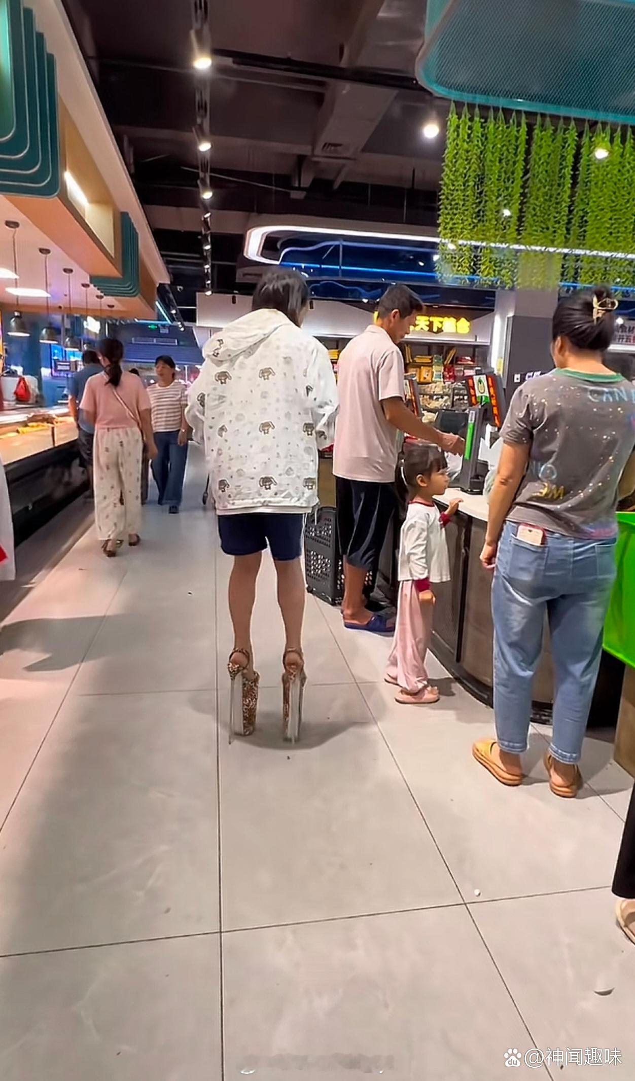 一个敢设计，一个敢卖，一个敢穿，不得不说太牛了