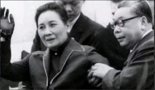 1975年，蒋刚咽气，比蒋经国只大12岁的宋美龄就想独揽大权，没想到，一向憨厚的