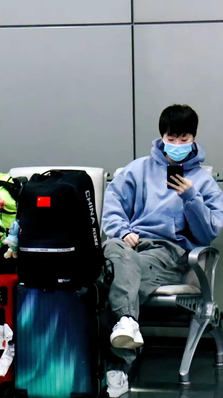 曼昱对蓝色情有独钟衣服蓝色系书包上的挂件蓝色系不得不说蓝色的寓意