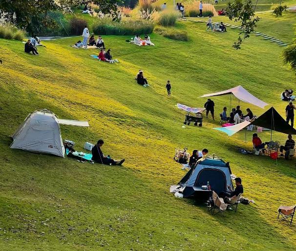 昨天和几个朋友聊今年五一，很有意思。一个是今年大家很多人都去小城市游玩了，以前没