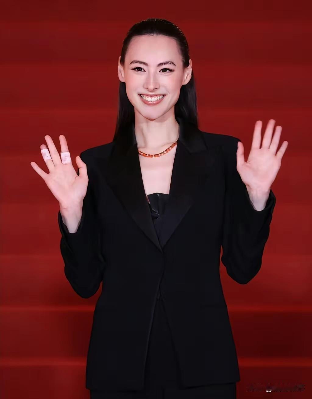 人生的选择不分对错梁洛施三个孩子的妈差一点嫁入豪门的女人现在挽着平民导演