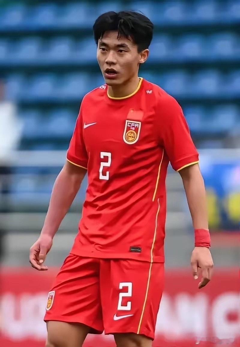 成都蓉城输了比赛，但胡河韬却成了最大亮点！这位边后卫在场上简直无所不能，两次关键