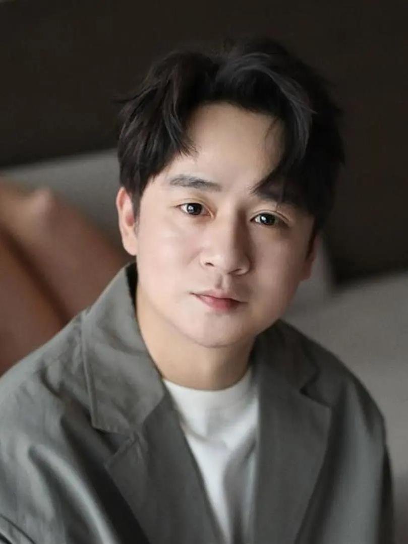 演员黄澄澄说：“孟万福是“从虫到龙”的小人物，他一开始只想过安稳的日子、胆小怂软