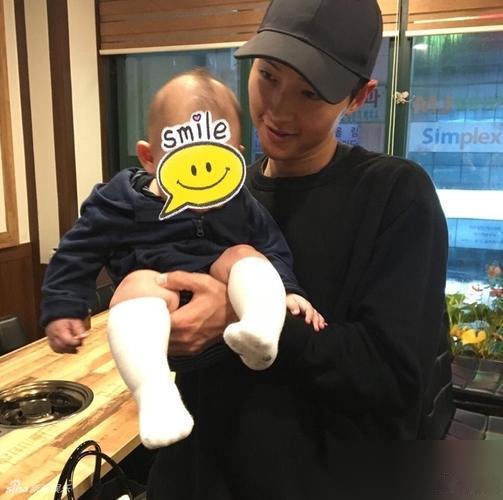 以为宋仲基儿女双全赢麻了？他正被真实的跨国婚姻疯狂折磨。老婆凯蒂带着一儿一女