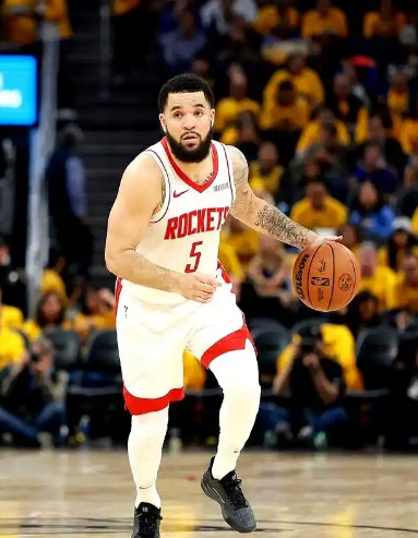 火箭现在最应该的是交易范乔丹来换首发控卫阿门谢泼德偶尔控球还行，长时间的传控组