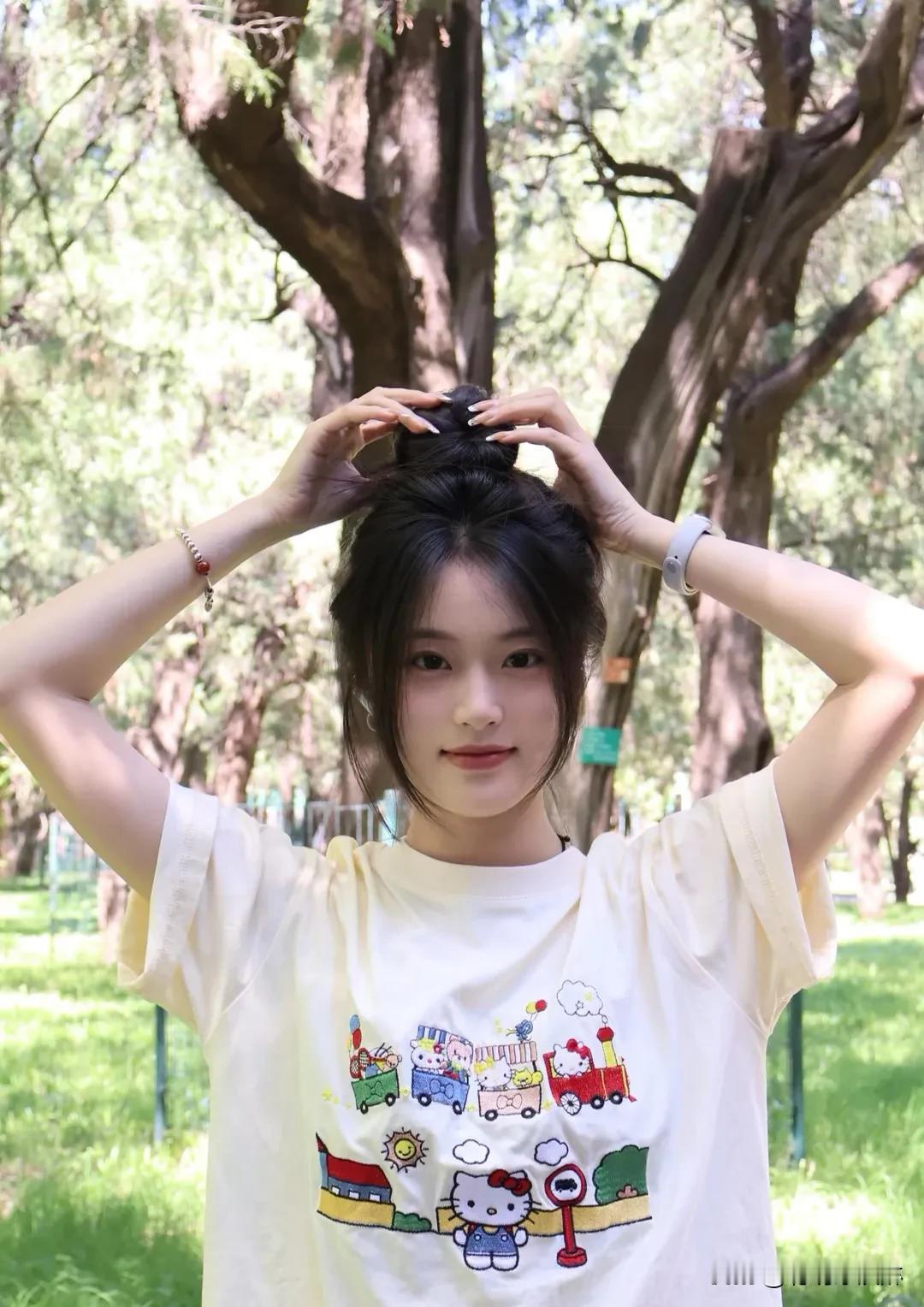 漫步绿荫，指尖轻触阳光，女孩笑容如花绽放。草坪上的野餐，树影间的遐想