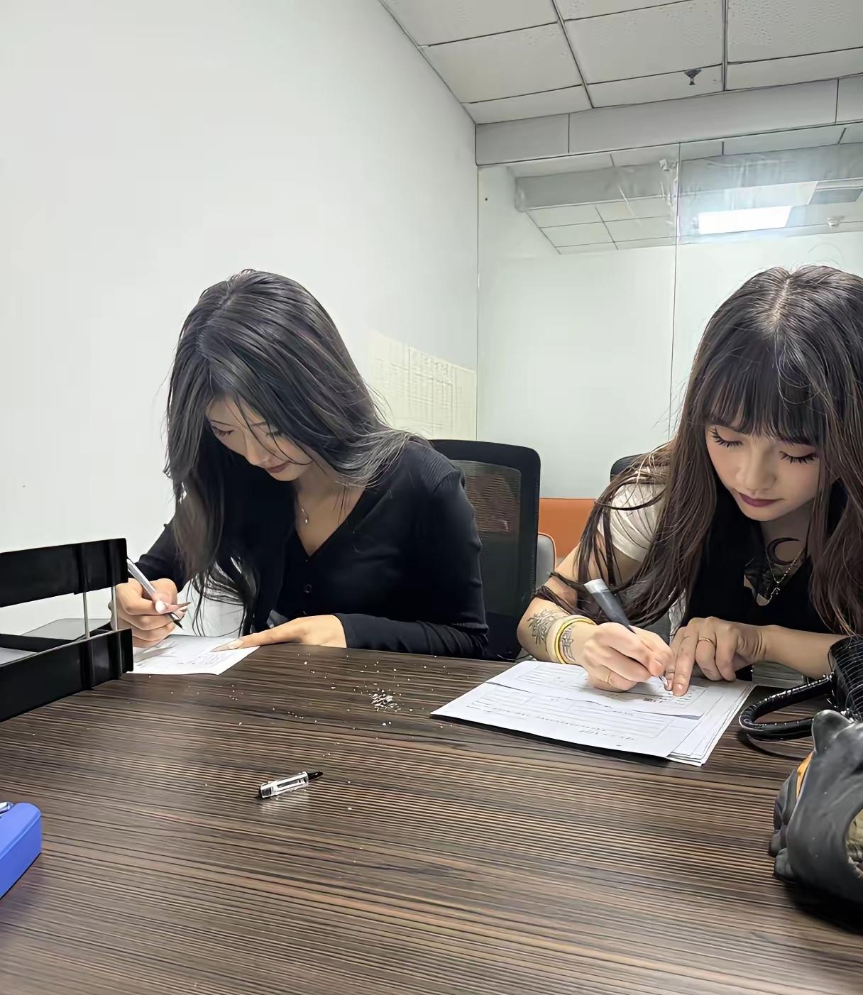 公司今天新来了两个面试文员的女生，经理说只招一个，我该咋选呢？