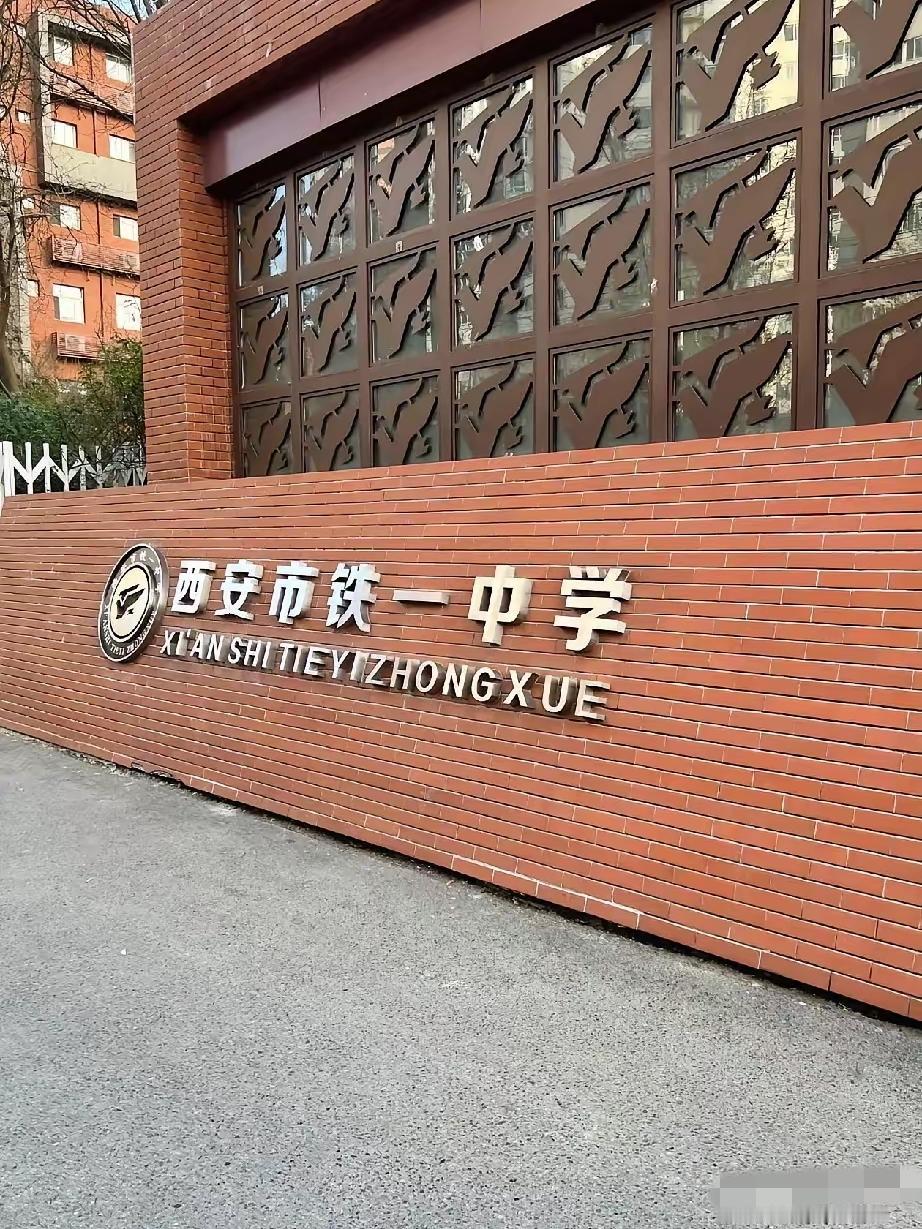 西安这事，家长赢麻了。​老师隔天就道歉，处理神速。​但老师从此保温杯不离手，