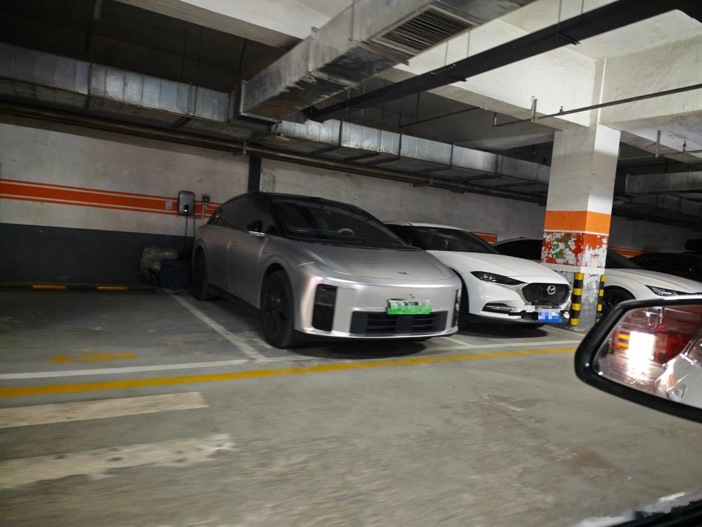 刚刚发现，我邻居那台理想One换成理想i6