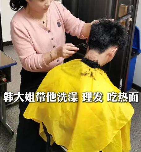 泪目，这个少年的命运彻底被改写！4月30日潮新闻报道，18岁的小林裹着破被子，