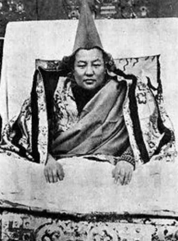 1943年，甘肃拉卜楞寺的知名度极高的活佛代表，五世嘉木样活佛——丹贝坚赞，向国