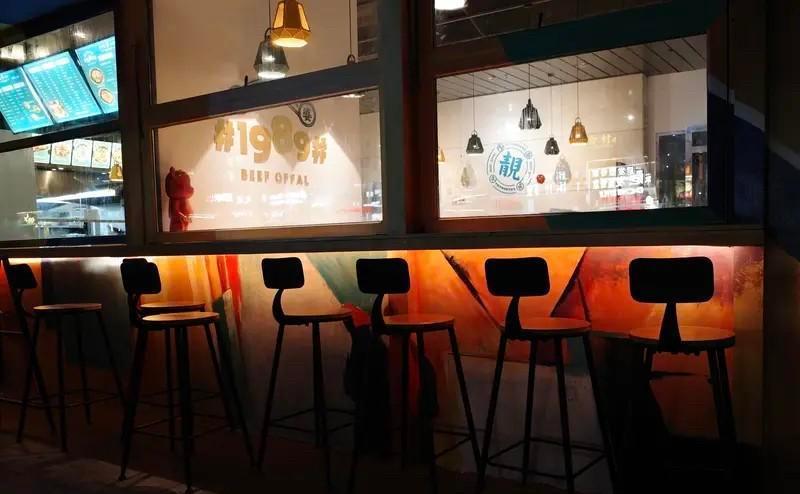 开店不是靠热情，是靠地段和味道。人不来，再好的汤也凉了。隔壁五块三碗面，你家