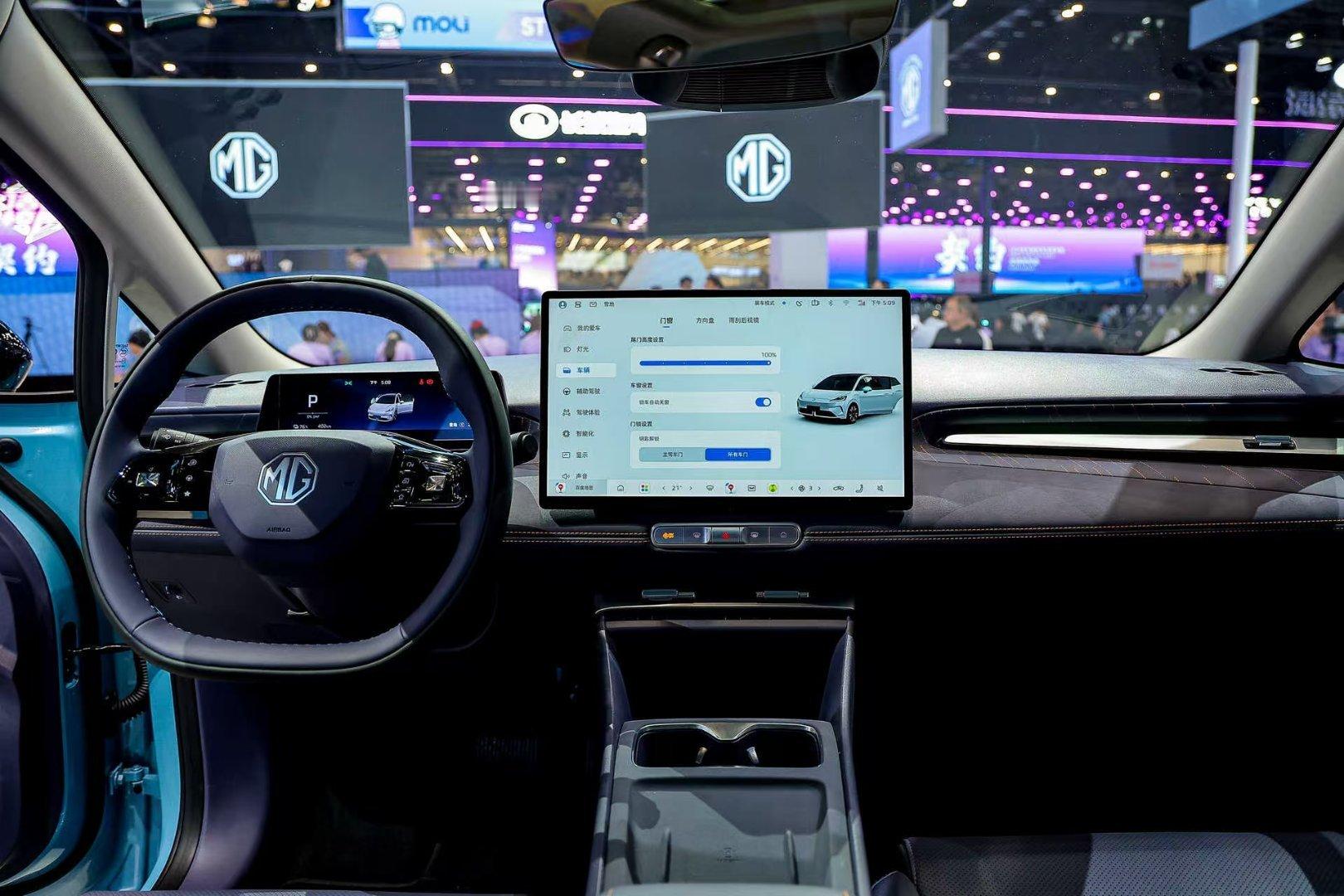 下午在北京车展路过MG展台，直接被那台冰晶蓝的MG4吸引了。销售说限时补贴价只要