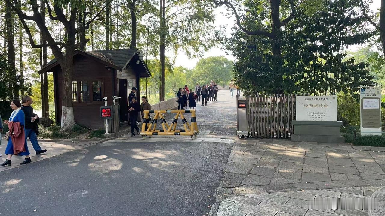 有人八十多岁,每年两次的退休老师集体活动都会参加。有一位女老师八十三岁了,喜欢和