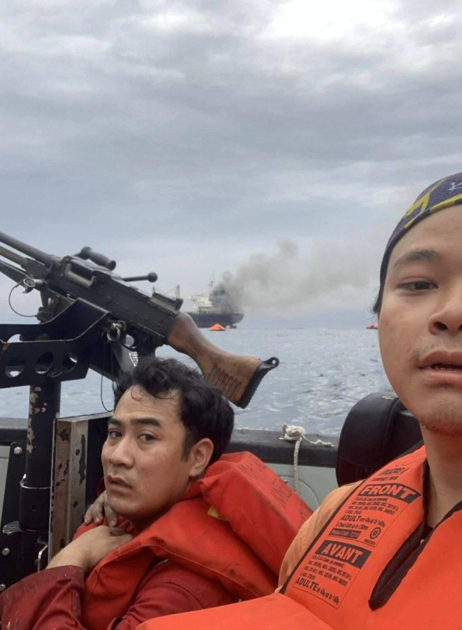 泰国公布了泰国货轮被袭击受损船员弃船逃生的照片，目前仍有3名船员下落不明。悬