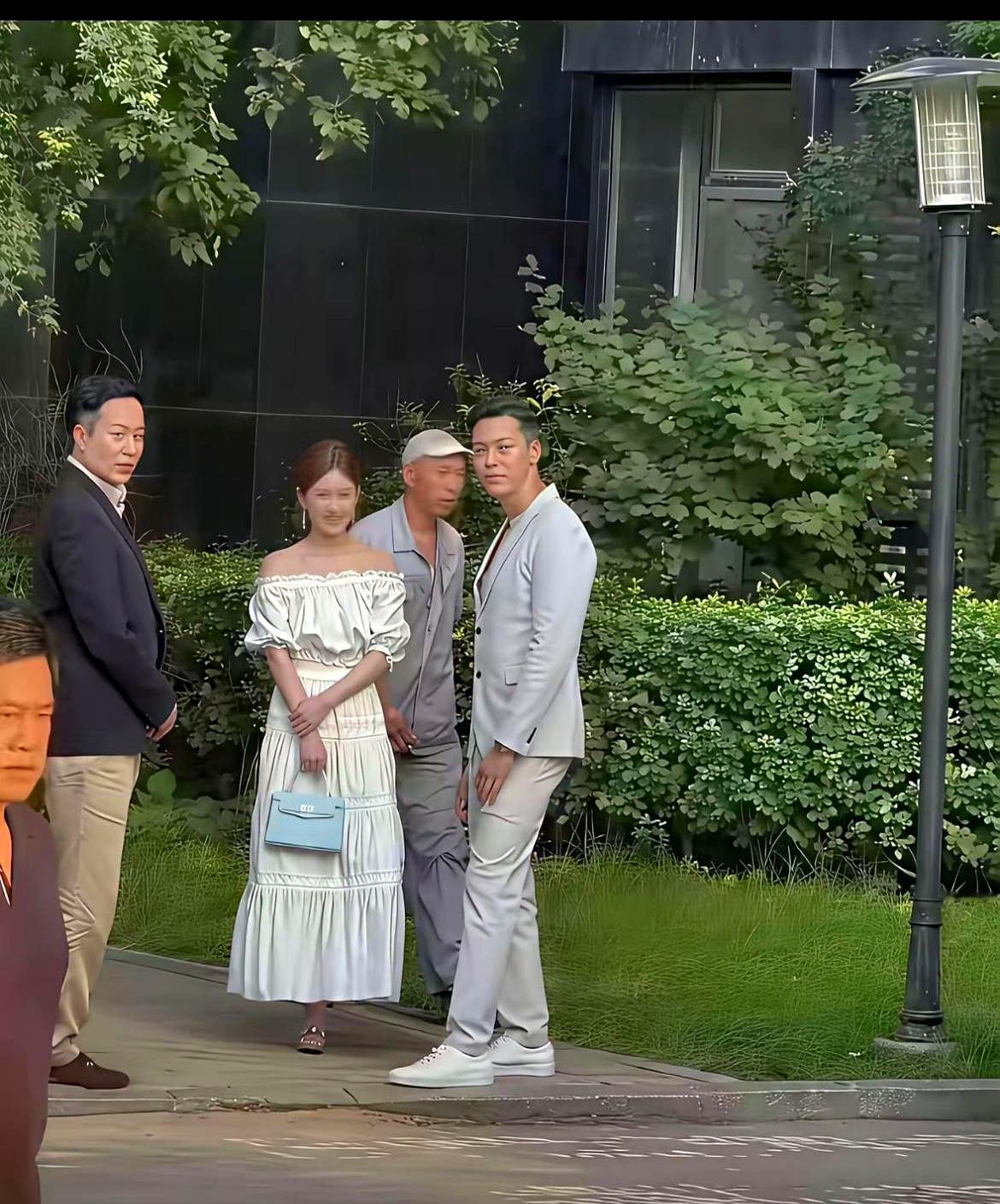 明明是被故意化丑的。化妆师直接上手，把陈伟霆那张棱角分明的脸弄得油腻又憔