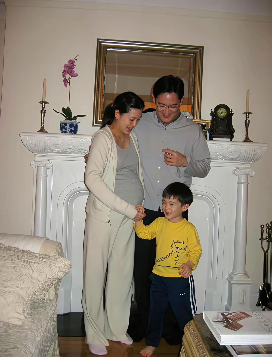 李在镕和前妻林世玲曾经也是一对幸福眷侣，但是两大财阀的联姻，最终也走向解体。1