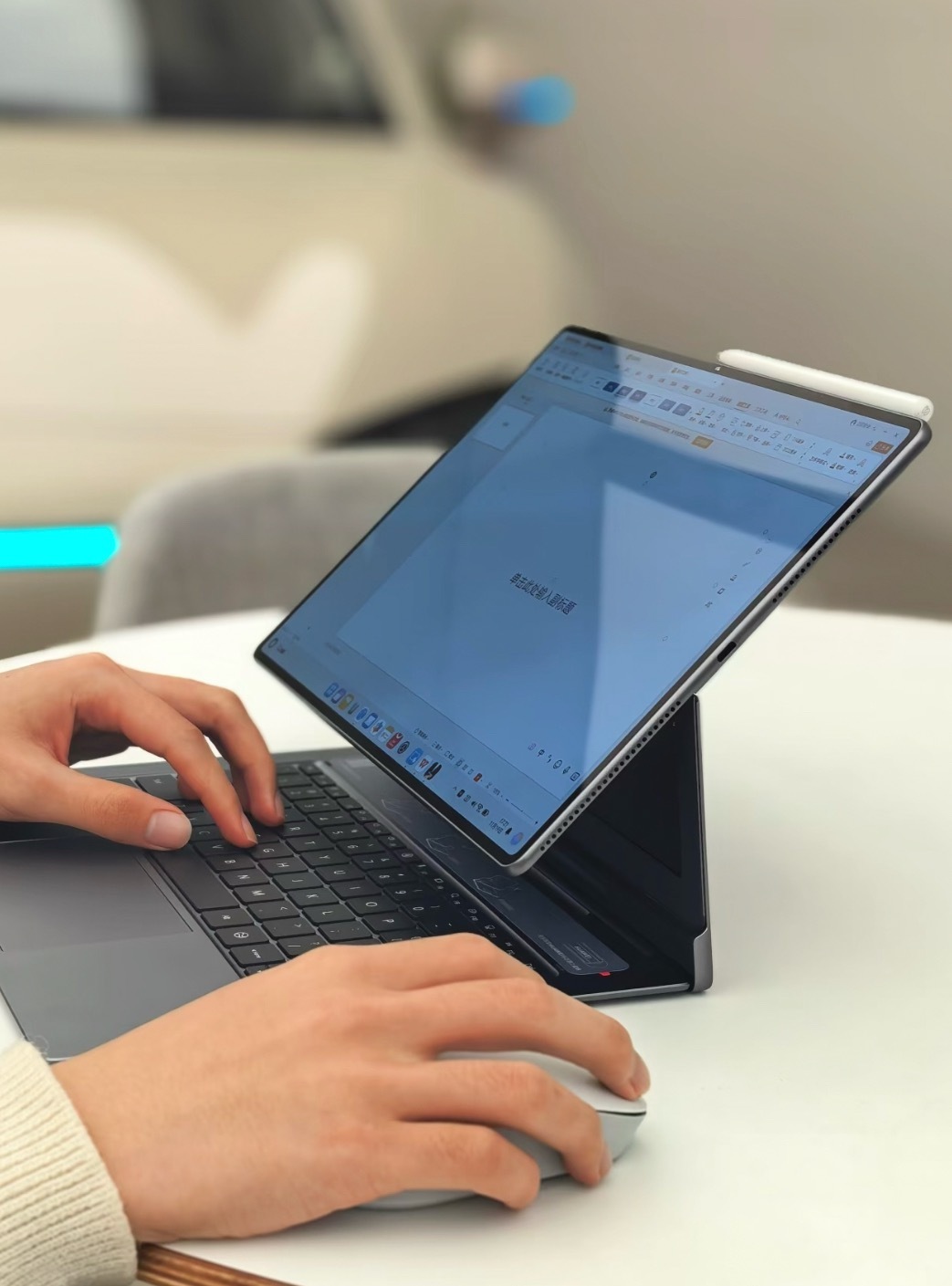 华为MatePadEdge最让人心动的是它灵活！单独拿在手里是平板，配上键盘秒