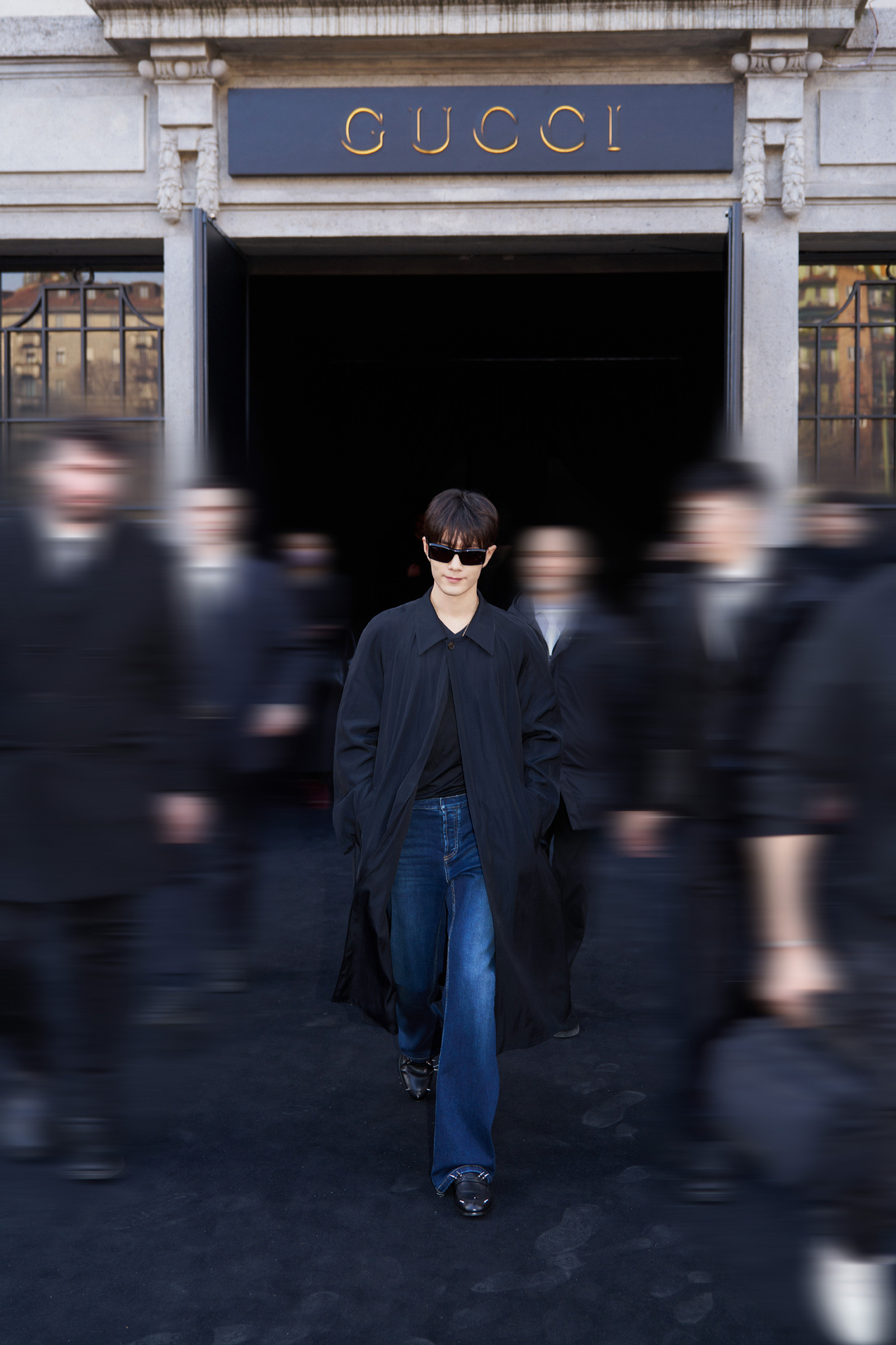 肖战顺产头相比韩式常见的湿发处理，肖战这一版本更显清爽，也更贴近东方审美中温润