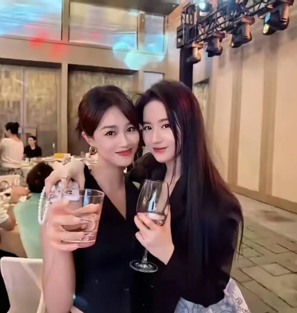 刘亦菲喝醉酒微醺的状态被拍到，脸上已经泛起了红晕，被拍到后眼神微怒​​​​