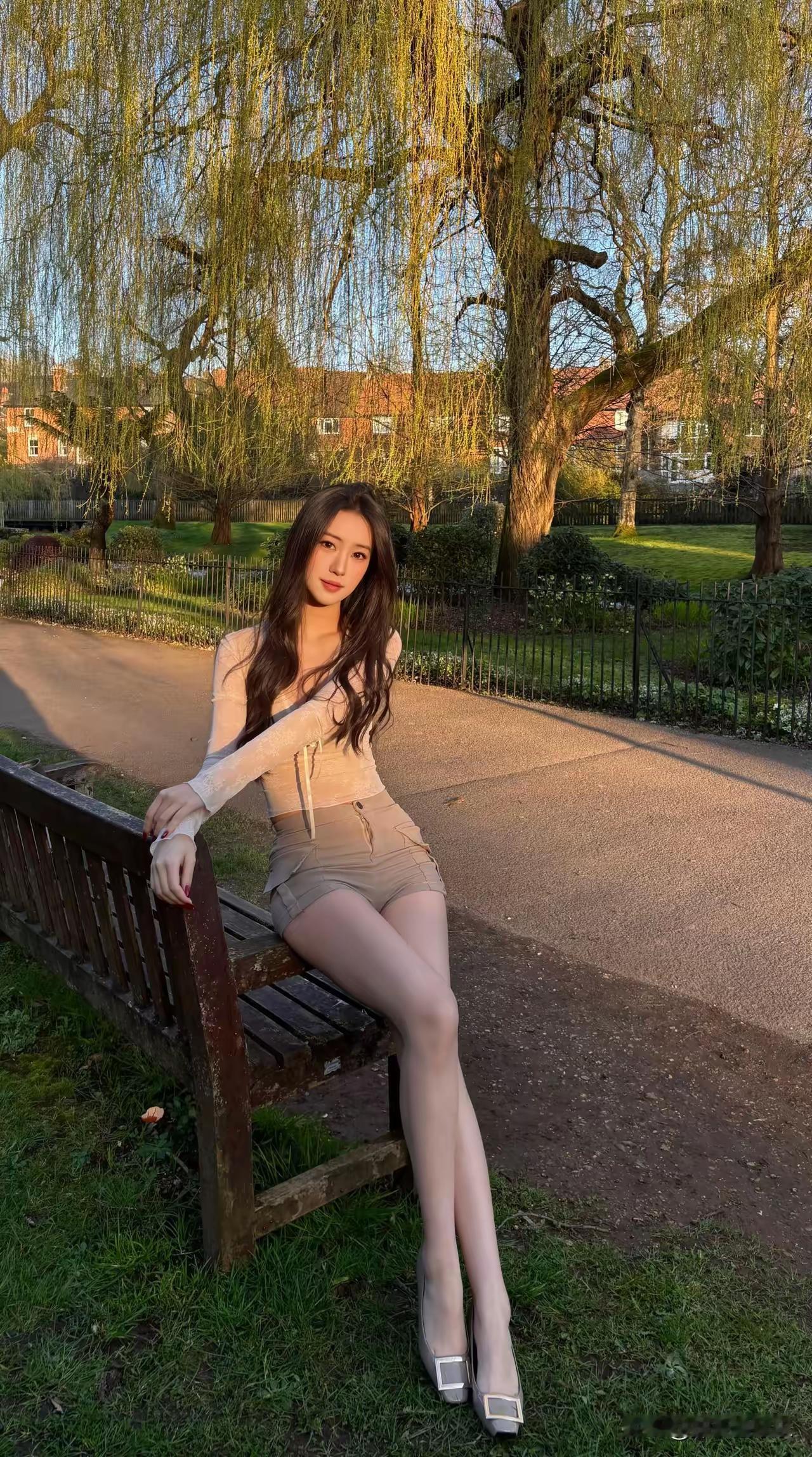 夕阳下🌇的长椅上……