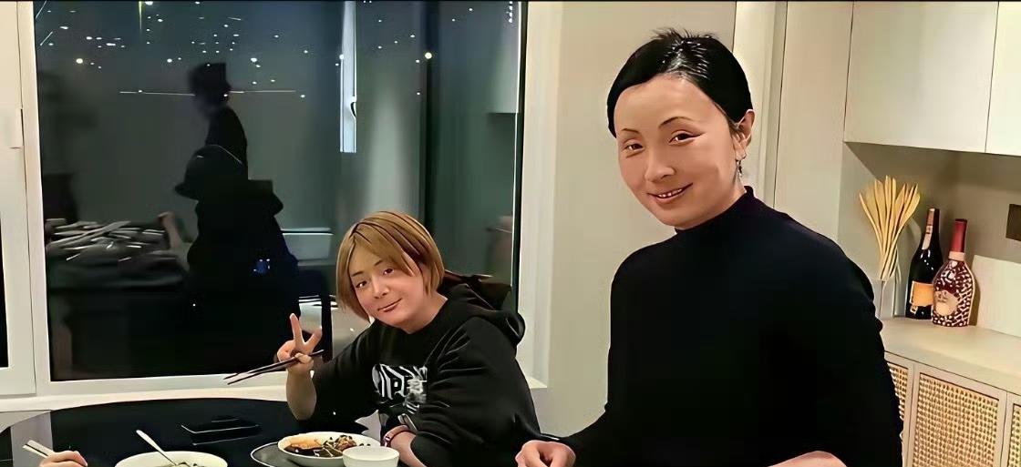 徐峥陶虹的女儿如今15岁，就读于上海某国际学校，感觉没继承妈妈的美貌